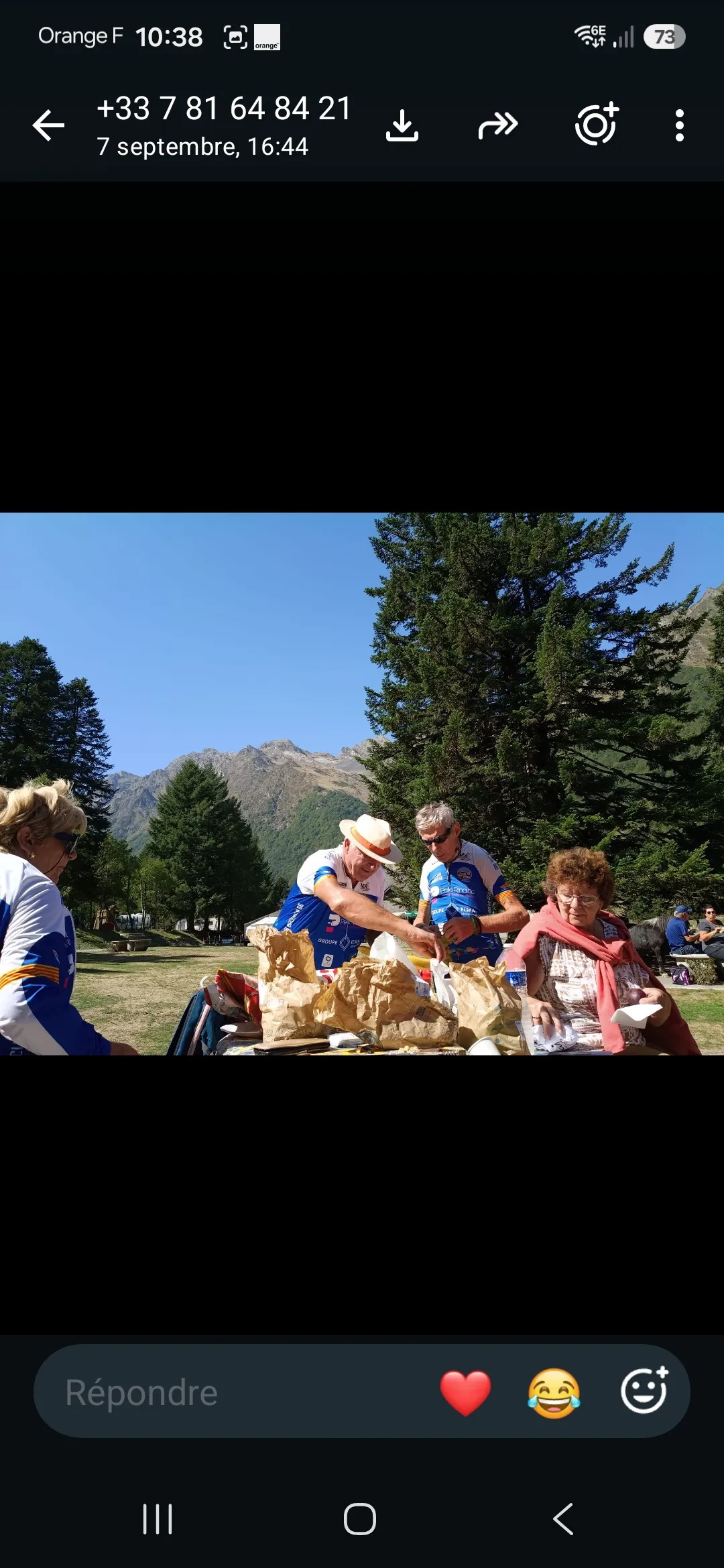 Pique nique avec les randonneurs marcheurs et Cyclos après quelques difficultés d'escalades à pieds ou à Vélos au Lac d'estaing